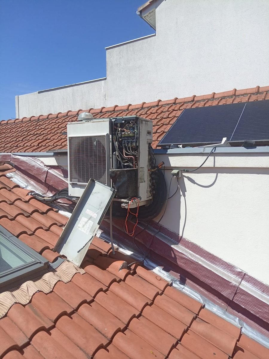 Unité extérieure de climatisation posée en toiture