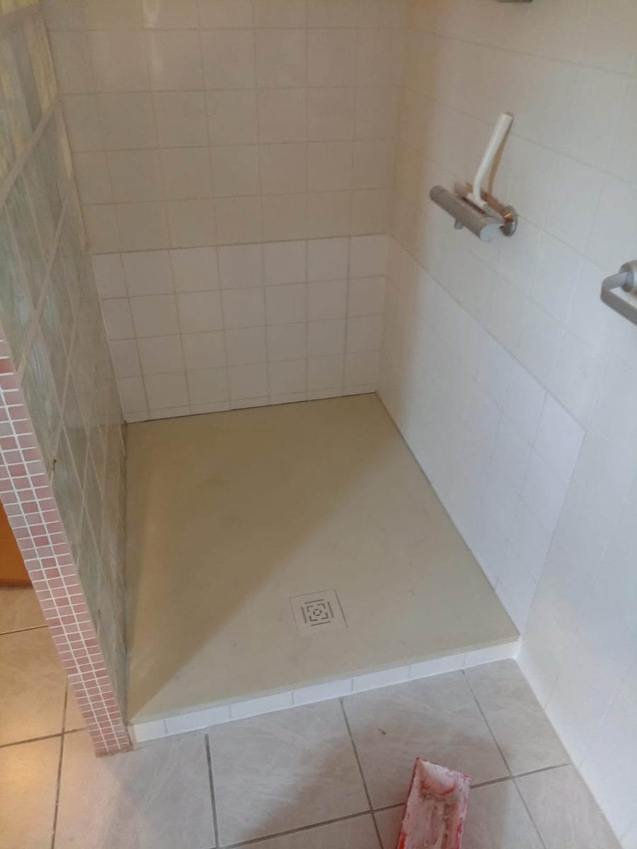 Rénovation de salle de bain, douche carrelée neuve